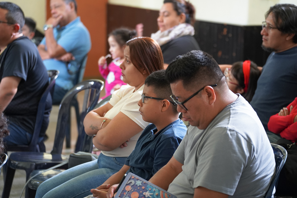 Los participantes siguen con atención la catequesis, enriqueciendo su formación en la fe junto a sus familias y catequistas.