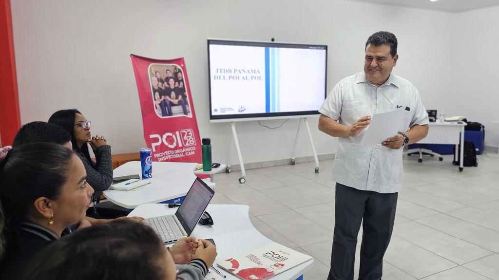 El padre José Manuel Solano, SDB, rector del ITDB, brinda directrices sobre la implementación del Proyecto Orgánico Inspectorial (POI) ante el equipo operativo de la institución.