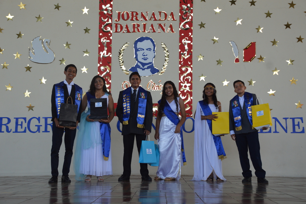 Estudiantes destacados en la Jornada Dariana reciben el reconocimiento por sus brillantes interpretaciones de la obra de Rubén Darío.