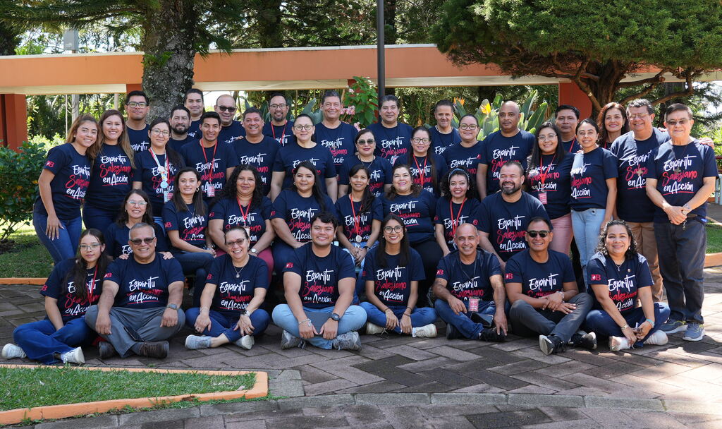 Participantes del Encuentro de Salesianidad de la Región Norte posan en un ambiente de fraternidad y alegría, como expresión viva del carisma de Don Bosco compartido entre laicos y consagrados.
