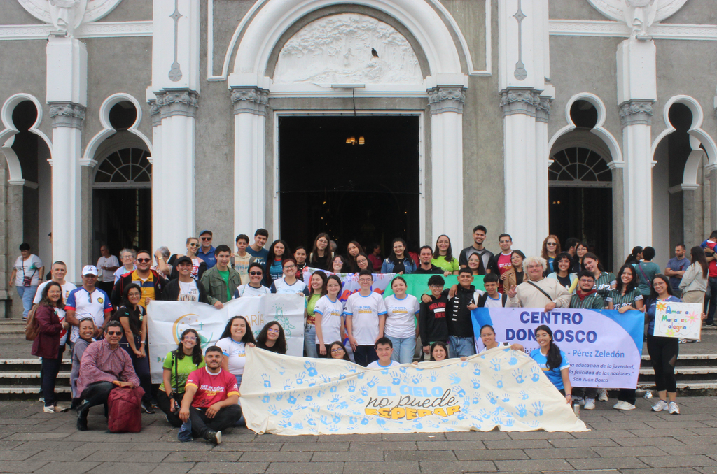 Los peregrinos de la Familia Salesiana de Costa Rica posan frente a la fachada de la Basílica de Nuestra Señora de los Ángeles, al culminar con alegría y fe su caminata mariana.