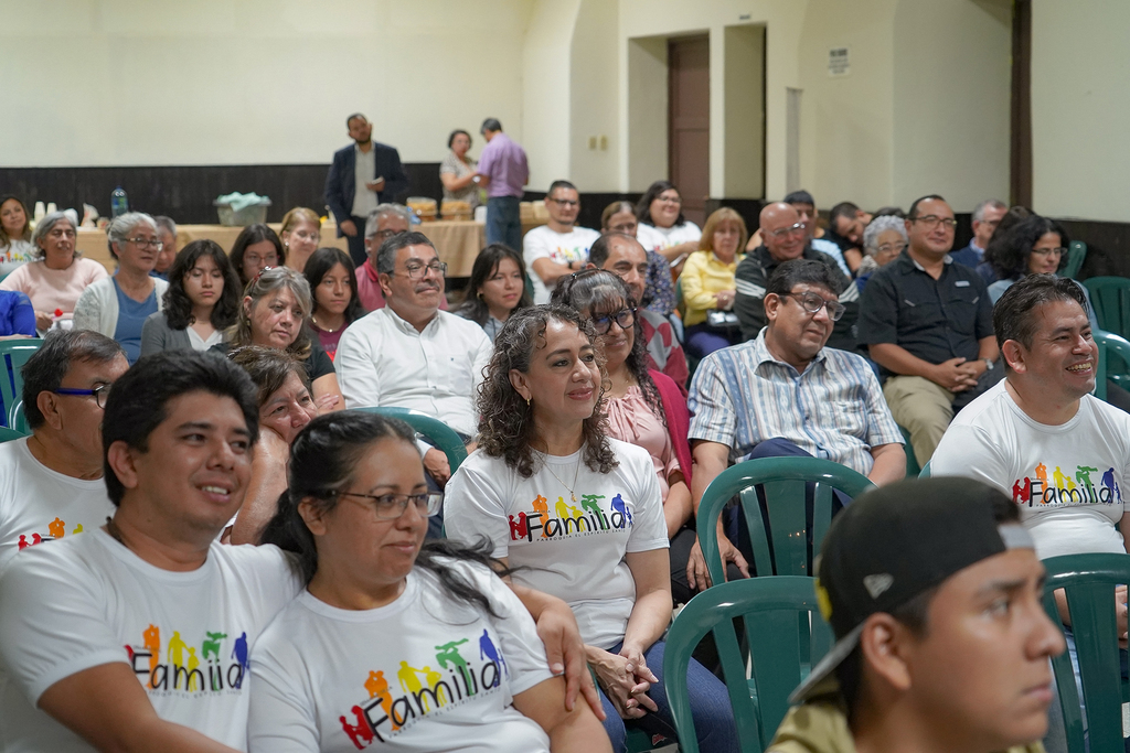 Familias asistentes escuchan con atención la charla sobre la esperanza como camino de amor y comprensión, en el segundo día de la Semana de la Familia.