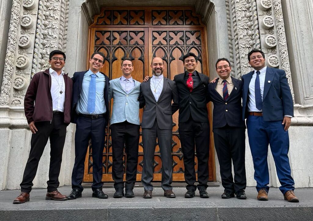 Jóvenes fueron admitidos al noviciado salesiano durante una ceremonia celebrada en la Casa del Noviciado “Sagrado Corazón de Jesús”, en Coacalco. Los acompaña el P. Javier Rivas, SDB, Maestro de Novicios.