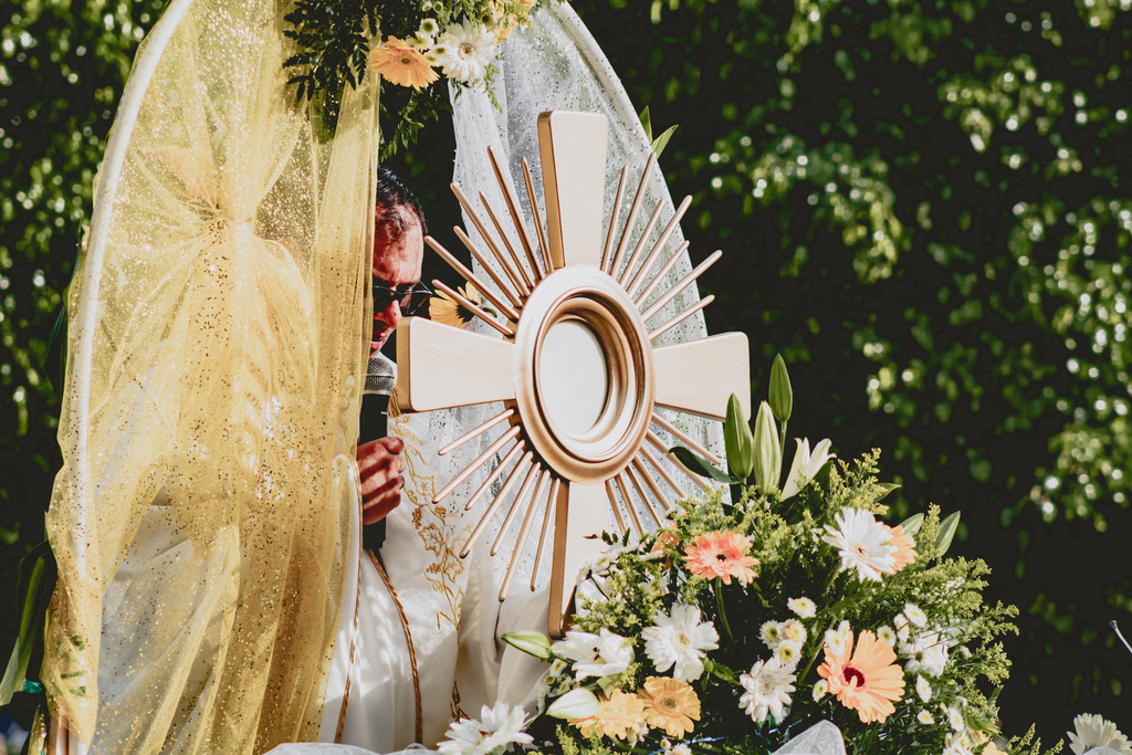 Jesús Eucaristía recorre en procesión las calles de San Pedro Carchá, acompañado por fieles que, con profundo fervor, expresaron su amor y adoración al Santísimo Sacramento durante la solemnidad de Corpus Christi.