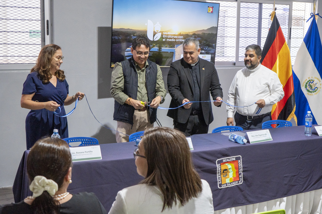 El corte de cinta de las nuevas instalaciones estuvo a cargo del ministro de Educación, acompañado por el padre Inspector de Centroamérica y autoridades del Instituto Técnico Ricaldone.