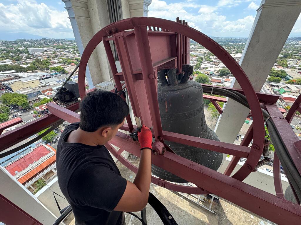 Un técnico trabaja en la instalación del nuevo sistema del campanario, que ahora permite controlar cada campana de forma individual desde una aplicación móvil o computadora, marcando un avance significativo en eficiencia y modernización tecnológica al servicio de la vida parroquial.