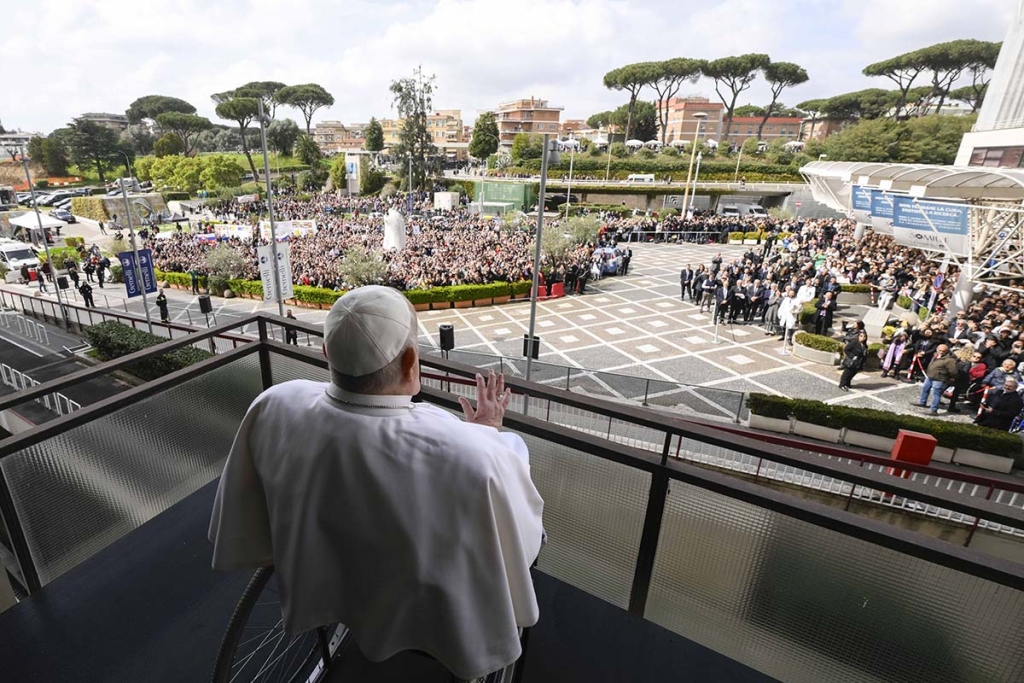 Con el rostro fatigado pero el corazón lleno de gratitud, el papa Francisco se asoma al balcón del Policlínico Gemelli tras 38 días de hospitalización. Su bendición, su sonrisa y su mirada recorren a la multitud que nunca dejó de orar por él.