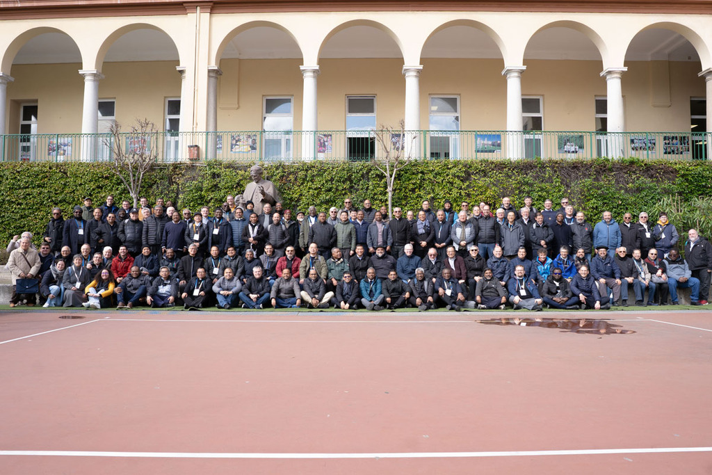 Los capitulares del CG29 posan en un momento fraterno, reafirmando su compromiso con la misión salesiana y la corresponsabilidad en la comunidad educativo-pastoral.