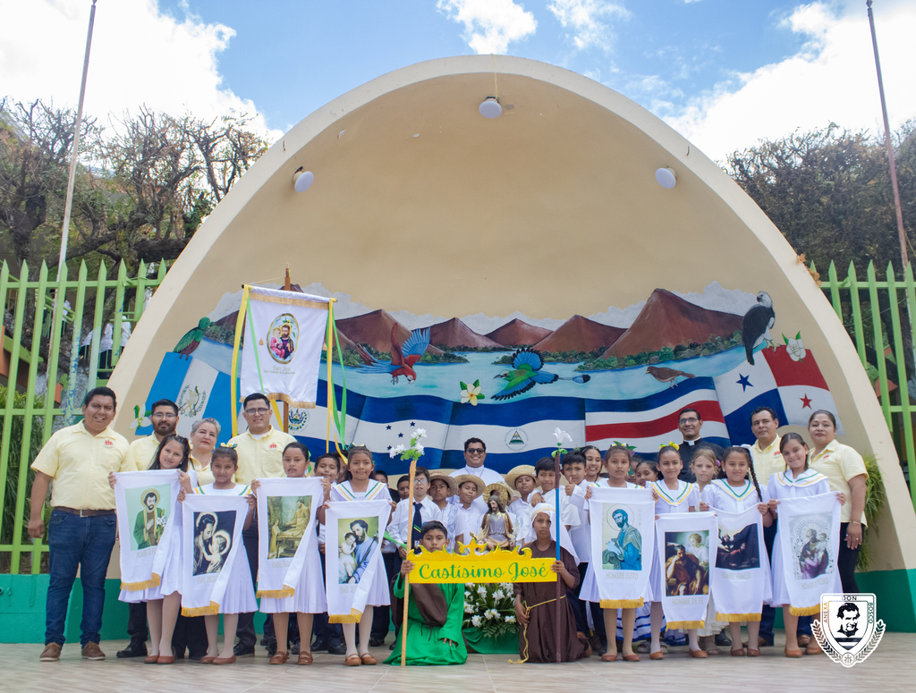 Estudiantes y docentes de la Escuela Anexa San Juan Bosco participan con devoción en la celebración en honor a San José, reafirmando su compromiso con los valores cristianos.