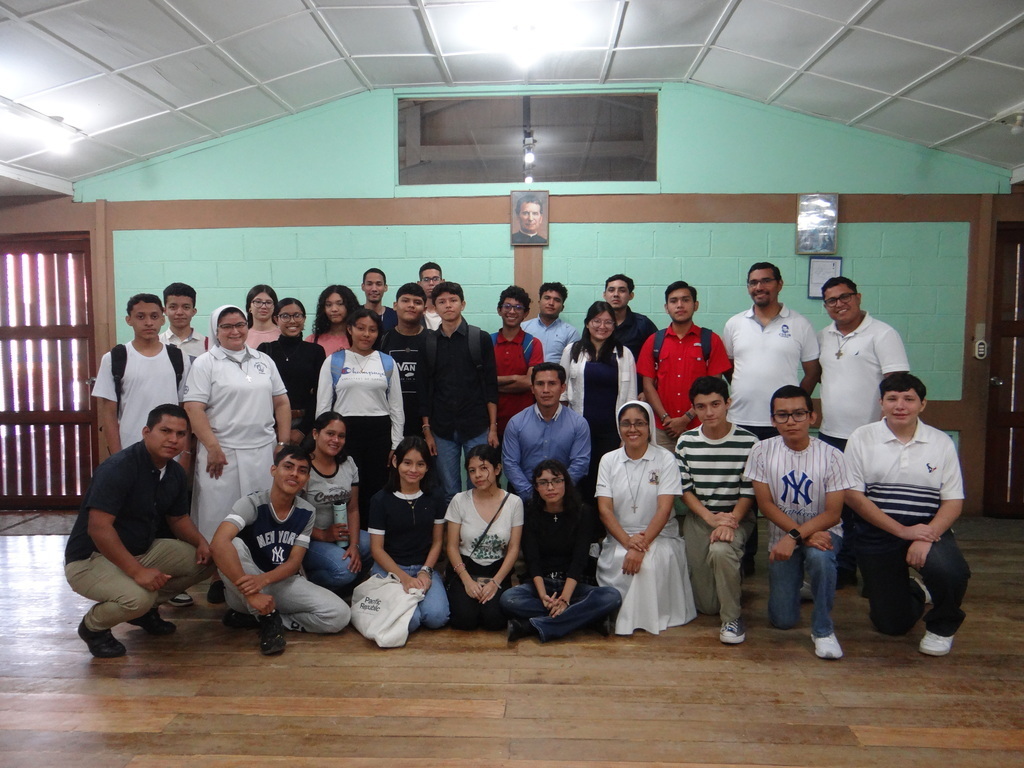 Los jóvenes participantes del encuentro vocacional comparten momentos de reflexión y fraternidad, fortaleciendo su camino de discernimiento junto a los Salesianos y las Hijas de María Auxiliadora.