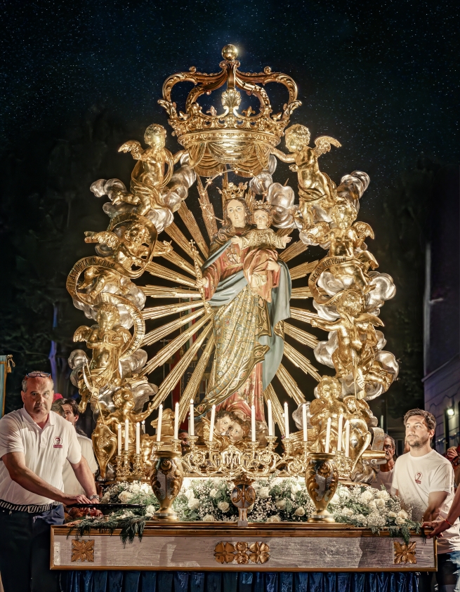 La imagen de María Auxiliadora recorre las calles de Turín durante la tradicional procesión del 24 de mayo en Valdocco, una celebración llena de fe y alegría en honor a la Virgen que Don Bosco amó con especial devoción.