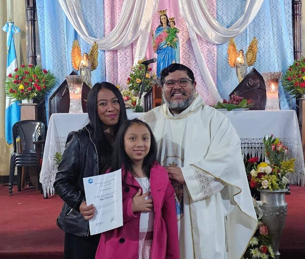 La nueva Salesiana Cooperadora junto al padre Ricardo Rodríguez, al concluir la ceremonia de promesa realizada en Quetzaltenango.