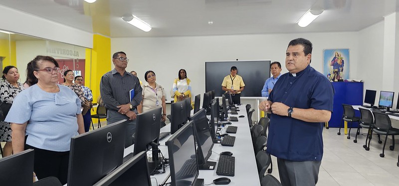 Directores y supervisores de Panamá Centro y Este conocen el programa de becas de la Fundación Juan Pablo II en el Instituto Técnico Don Bosco; el padre Manuel Solano, rector, los guio en el recorrido por las instalaciones. 