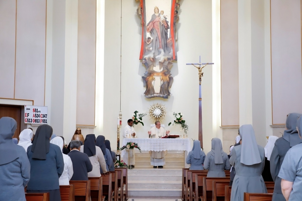 En la solemnidad de Santa María Mazzarello, el padre Fabio Attard, Rector Mayor de los Salesianos, celebró Misa en la Casa Generalicia de las Hijas de María Auxiliadora. Destacó la importancia de Cristo como fundamento espiritual.