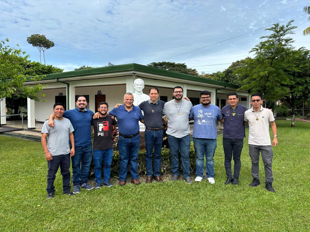 Participantes del Primer Encuentro de Tirocinantes compartieron momentos de reflexión, formación y fraternidad. Los acompañan el padre René Santos, Vicario Inspectorial y el padre Neri Paniagua.