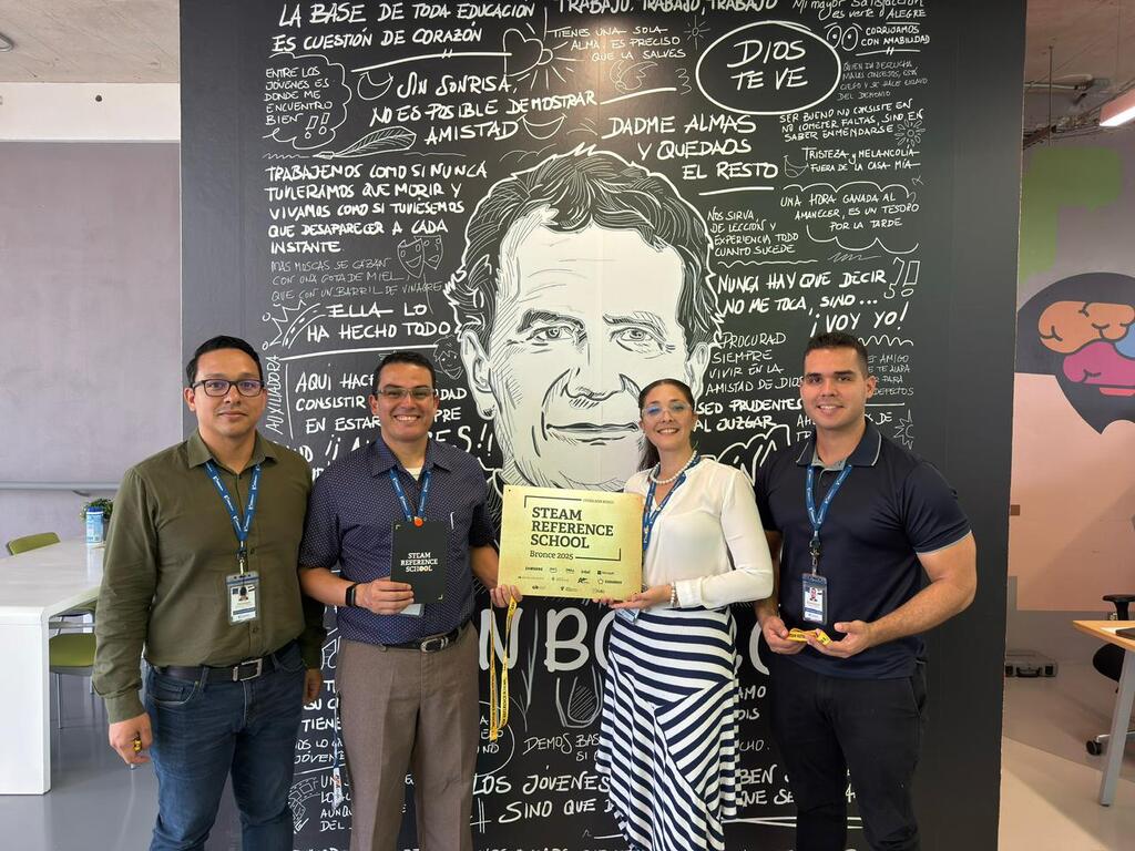 El padre Ramiro Aguirre, SDB, rector de CEDES Don Bosco, acompañado por algunos de los docentes reconocidos como facilitadores STEAM, tras recibir la distinción internacional como “STEAM Reference School” por parte de EDELVIVES Costa Rica.
