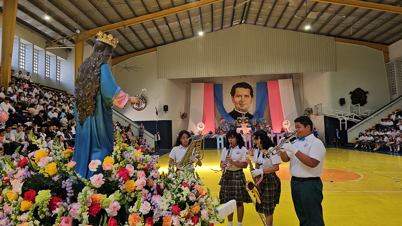 Estudiantes del Instituto Técnico Don Bosco declaman frente a la imagen de María Auxiliadora durante la gran final del tradicional concurso de Corales Poéticas, celebrado el 23 de mayo. Esta expresión artística, única en Centroamérica, fusiona talento, devoción y espiritualidad salesiana.