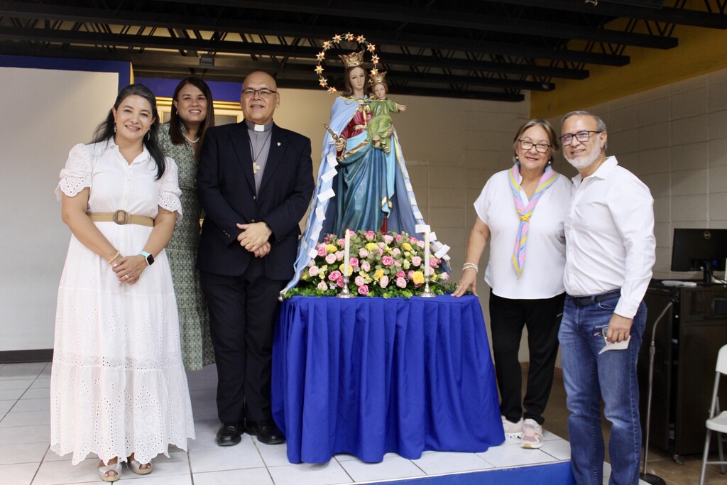 El padre Rodolfo Guzmán, rector del Instituto San Miguel, junto a miembros del Equipo Oración Mamá Margarita, artífices del primer Desayuno Mariano para recaudar fondos en favor del Centro de Formación Profesional San Juan Bosco.