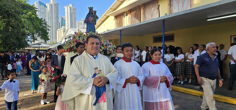 El padre rector, José Manuel Solano acompaña con devoción la imagen de María Auxiliadora durante la procesión solemne que marcó el inicio de la celebración en honor a la Virgen en el Instituto Técnico Don Bosco.