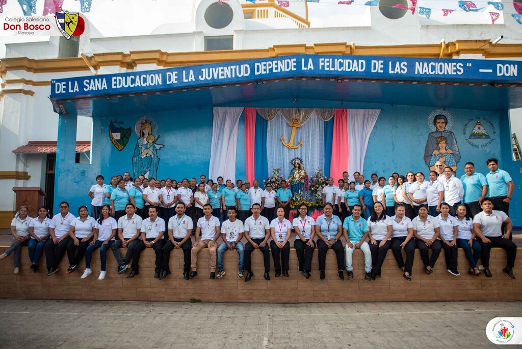 Personal docente y administrativo rindió homenaje a María Auxiliadora con cantos, dramatización y baile durante la última flor.