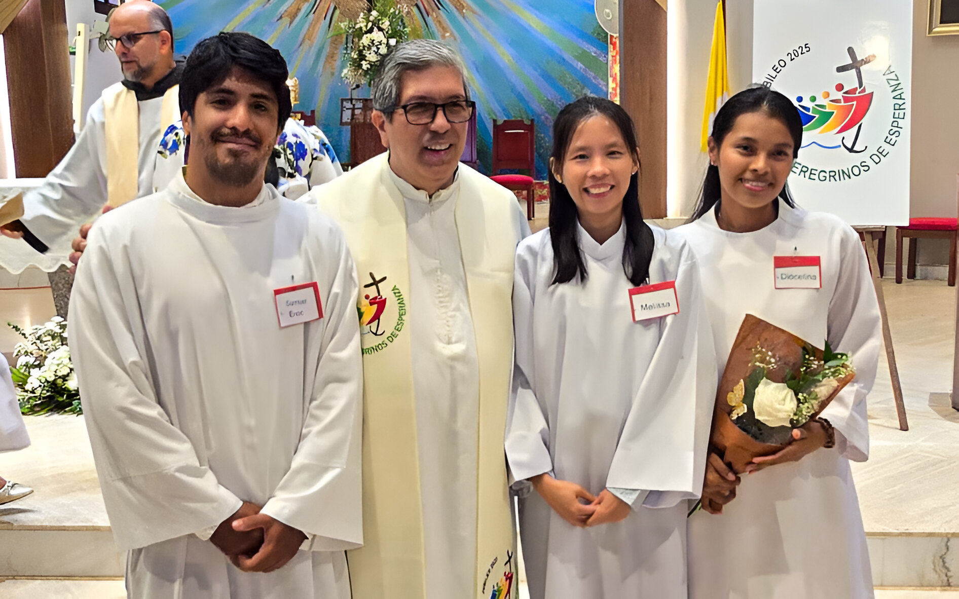 Estos tres nuevos miembros, al recibir los sacramentos, han dado un paso firme hacia una vida de fe más profunda, contribuyendo al fortalecimiento de la comunidad de la Basílica Don Bosco.