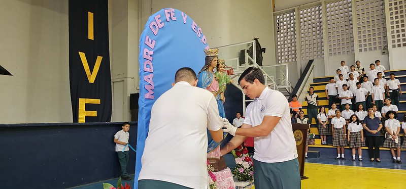 La imagen de María Auxiliadora es entronizada solemnemente por los escoltas de la BAMPES durante el saludo matutino en el Instituto Técnico Don Bosco, marcando el inicio del Mes Mariano en un ambiente de fe y tradición salesiana.