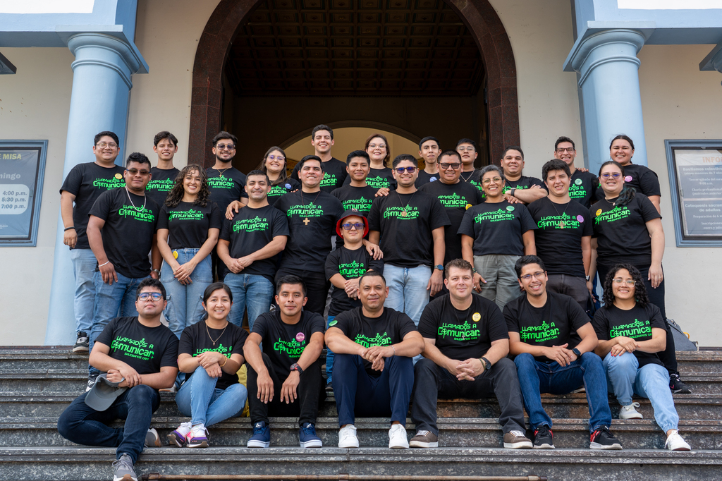 Comunicadores de la Inspectoría CAM frente a la Parroquia Don Rúa, tras vivir la Celebración Jubilar.