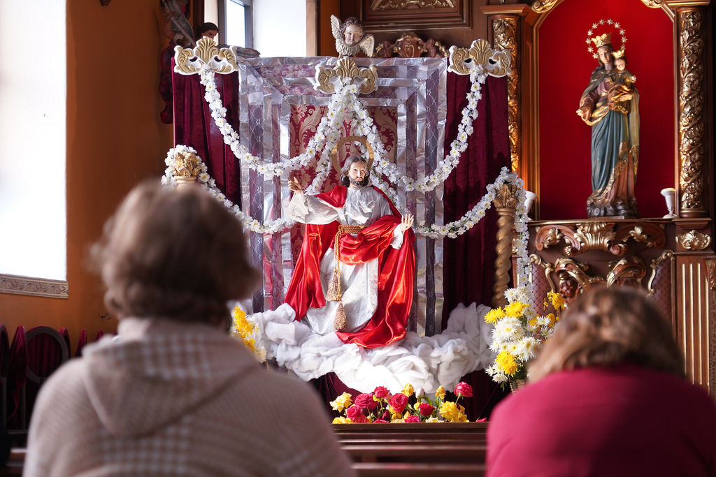 La comunidad se reúne en oración durante la novena a Cristo Rey, fortaleciendo su fe y preparándose con espíritu de gratitud y esperanza para celebrar la soberanía amorosa de Jesús.