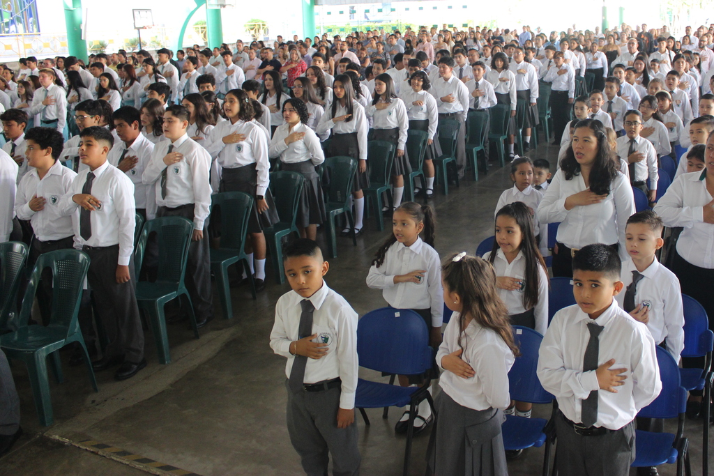 Estudiantes del Colegio Salesiano San José participan con alegría en el acto de clausura, celebrando sus logros al cierre del año escolar 2025.