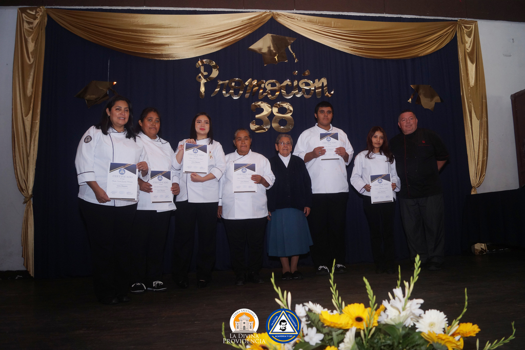 Egresados celebran la culminación del ciclo 2025 con sus diplomas en mano.