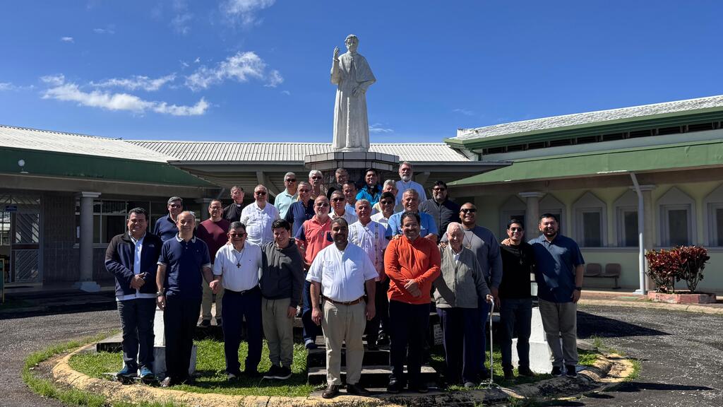 Los salesianos participan en sus Ejercicios Espirituales anuales, buscando renovar su vocación y su entrega al estilo de Don Bosco.