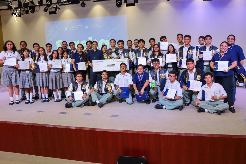 Estudiantes del Colegio Don Bosco y del Centro Escolar San Juan Bosco reciben con orgullo los premios obtenidos en las competencias técnico-académicas 2025, en reconocimiento a su creatividad, esfuerzo y espíritu innovador.
