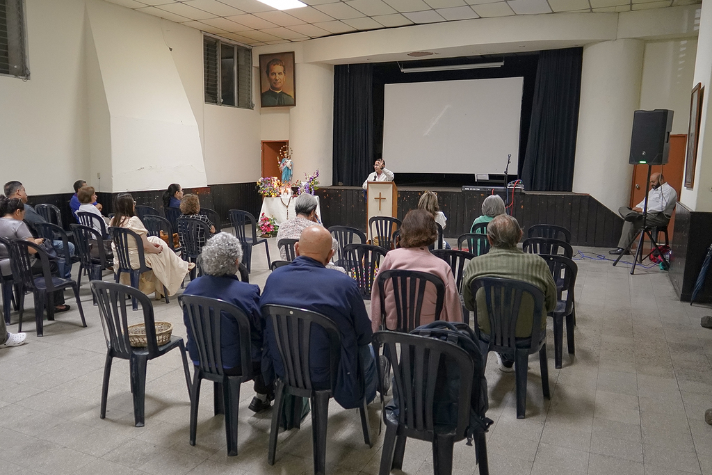 La comunidad parroquial reflexiona sobre la identidad en Cristo durante la reunión en el Salón Don Bosco.Espiritu Santo. Asamblea semana