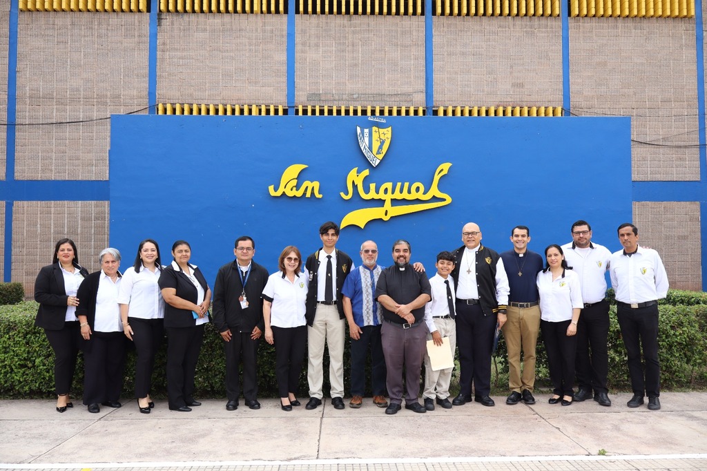 El padre Inspector Julio Andrés Navarro junto a estudiantes, docentes y personal del Instituto Salesiano San Miguel durante su visita a Tegucigalpa.