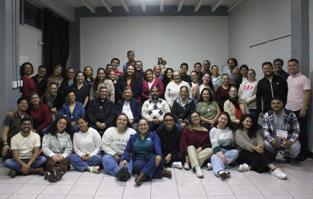 El padre Julio Navarro, SDB, comparte con j&oacute;venes y miembros de la CEP durante su visita inspectorial.
