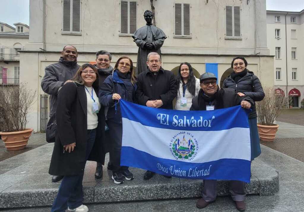 Representantes de Centroam&eacute;rica junto al Rector Mayor de los Salesianos, Fabio Attard, SDB, durante las Jornadas de Espiritualidad de la Familia Salesiana en Valdocco, Tur&iacute;n.