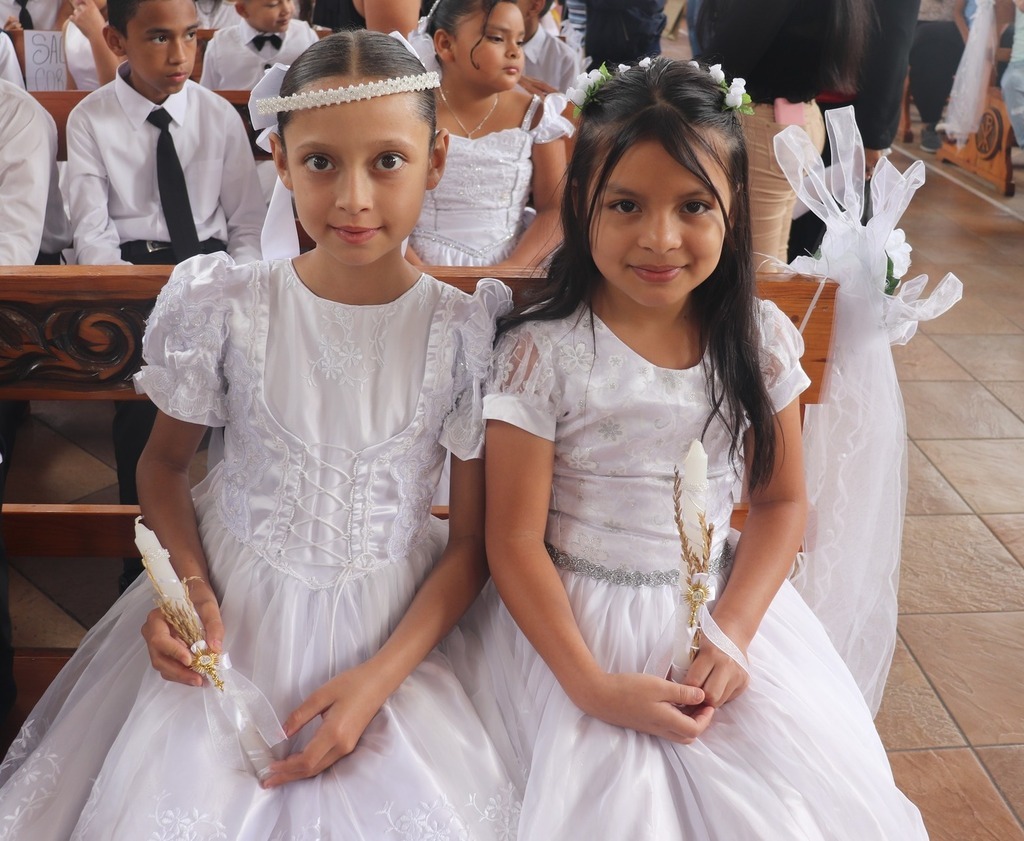 Dos de los 81 ni&ntilde;os que celebraron su Primera Comuni&oacute;n, dando un paso de acercamiento a Dios en su vida cristiana.