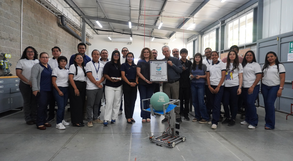Estudiantes y autoridades de FUSALMO posan junto a la placa de la Certificaci&oacute;n STEAM nivel Platino, entregada por SOLACYT, que reconoce el compromiso de la fundaci&oacute;n con la innovaci&oacute;n educativa y la formaci&oacute;n integral de ni&ntilde;as, ni&ntilde;os y j&oacute;venes