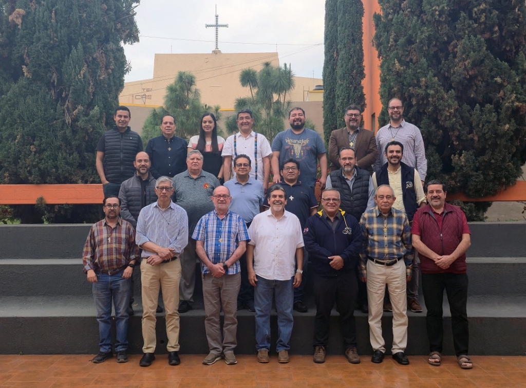 El padre Ren&eacute; Santos, vicario de la Inspector&iacute;a de Centroam&eacute;rica (CAM), participa junto a los padres Pedro Narv&aacute;ez y Andr&eacute;s Luna durante la Semana de Formaci&oacute;n para los Formadores 2026, celebrada en el Teologado Salesiano de Tlaquepaque, M&eacute;xico.