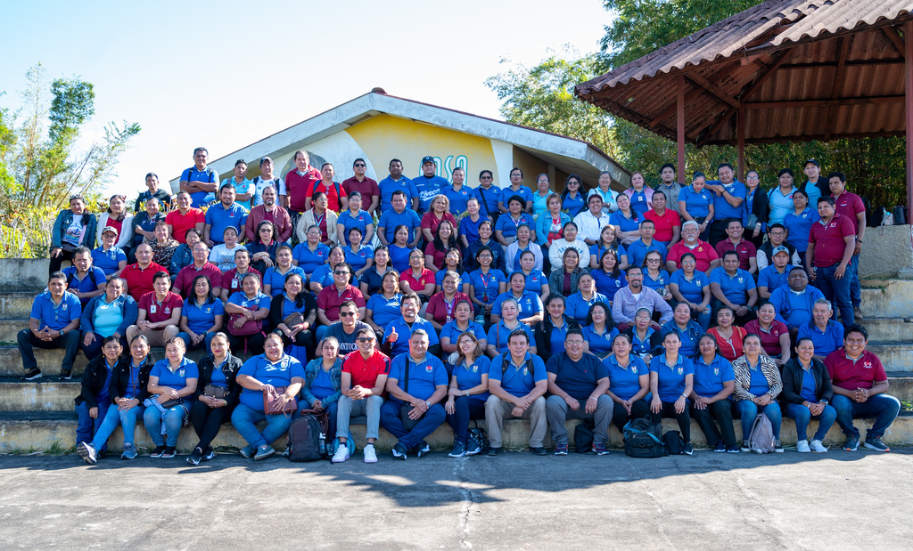 Participantes del retiro de apertura 2026 del Colegio Salesiano Don Bosco de Masaya y la Escuela Anexa San Juan Bosco durante la fotograf&iacute;a grupal.