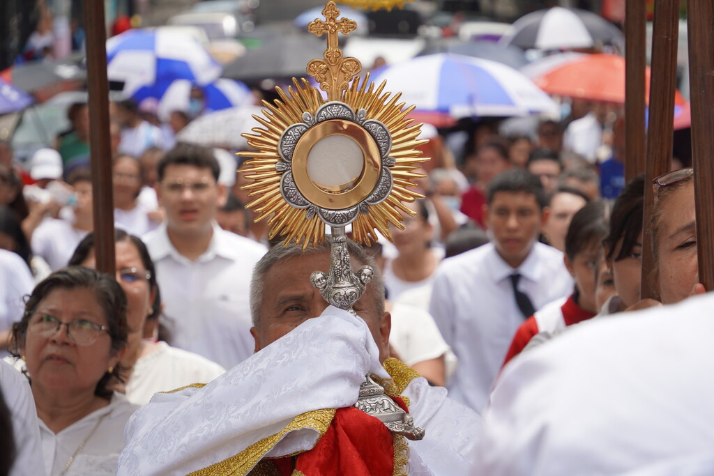 La celebraci&oacute;n de Corpus Christi constituye una de las manifestaciones m&aacute;s significativas de la fe cat&oacute;lica, ya que invita a los creyentes a proclamar p&uacute;blicamente su fe en la presencia viva de Cristo en la Eucarist&iacute;a.