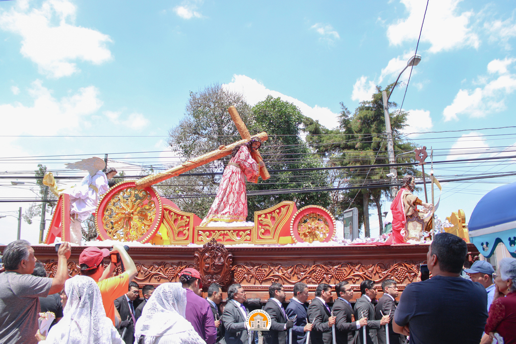 Fieles acompañan con devoción la procesión de Jesús Nazareno del Desamparo y la Virgen de Dolores en Guatemala.