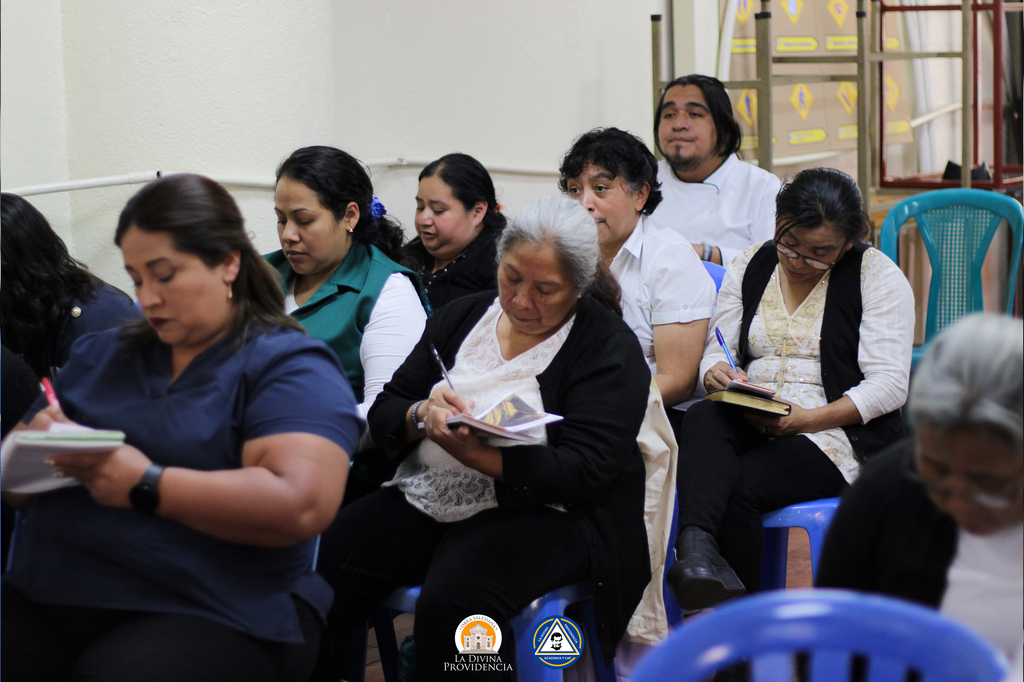 Estudiantes viven un momento de oraci&oacute;n y reflexi&oacute;n durante el retiro cuaresmal, fortaleciendo su encuentro con Dios.