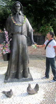 Madre heroica, educadora sabia, buena consejera  del carisma salesiano naciente. | M. Durán